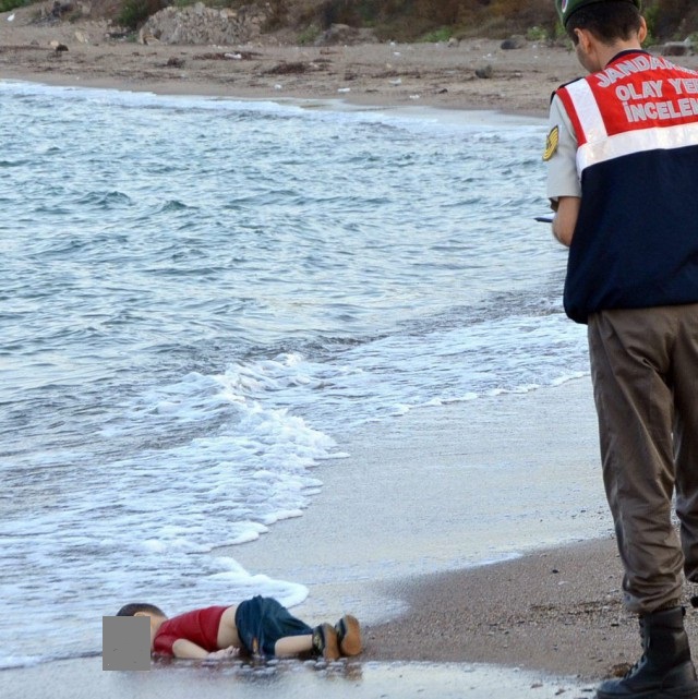 Снимка на мъртво дете на имигранти шокира Европа