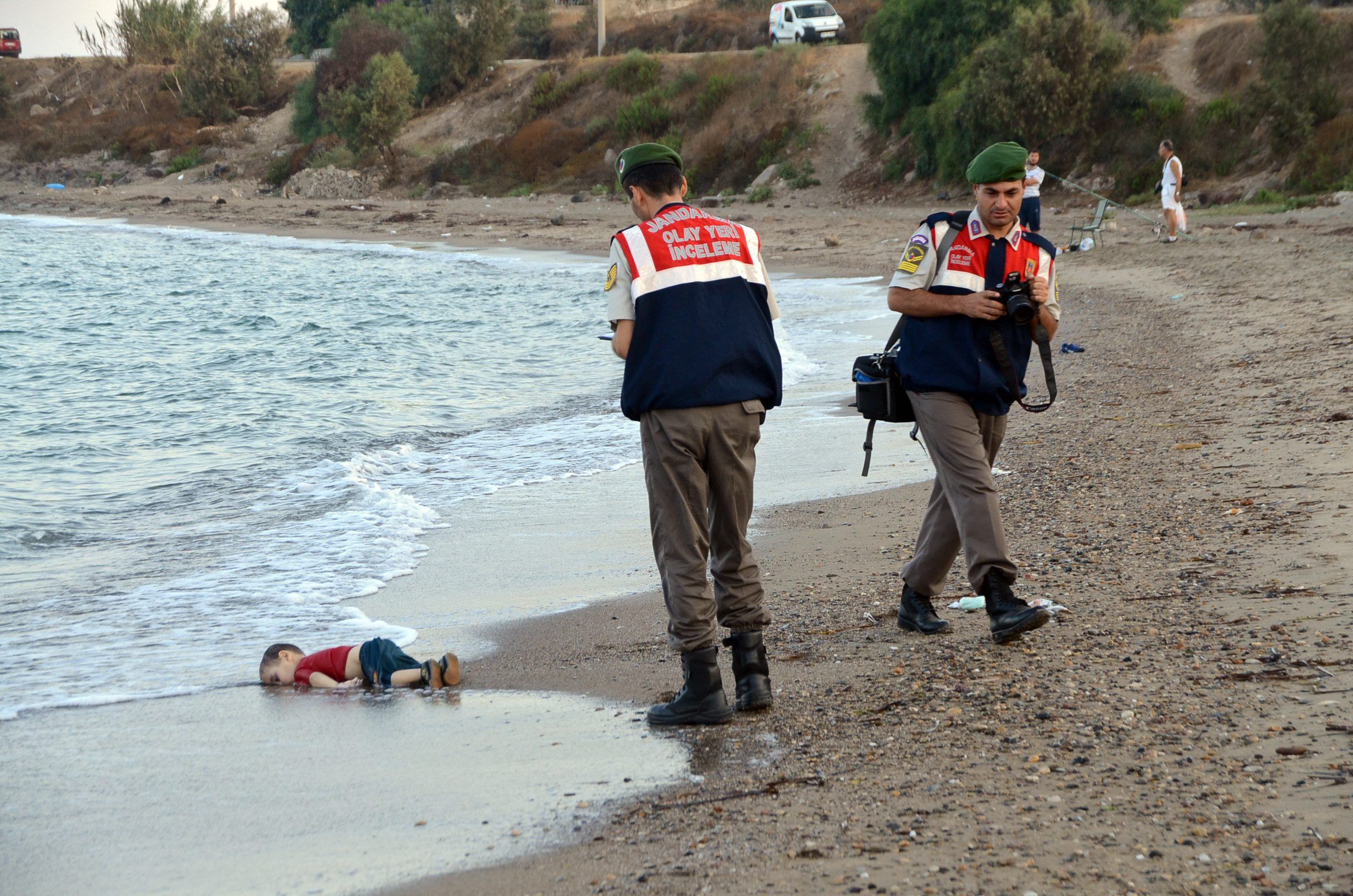 Снимката на мъртво дете на бежанци, изхвърлено от морето на турския бряг