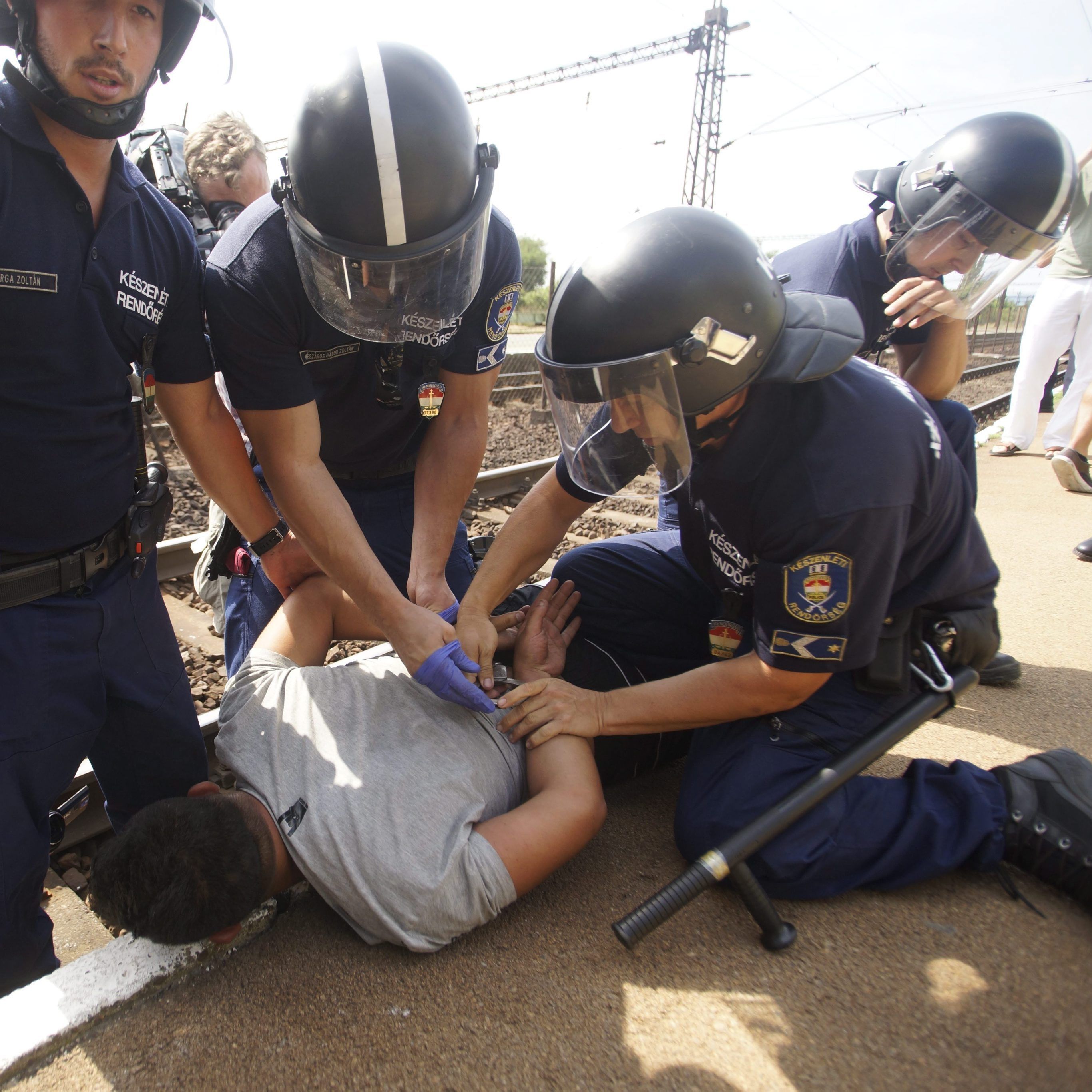 Полицията в Будапеща арестува бежанци, които легнала релсите пред влаковете