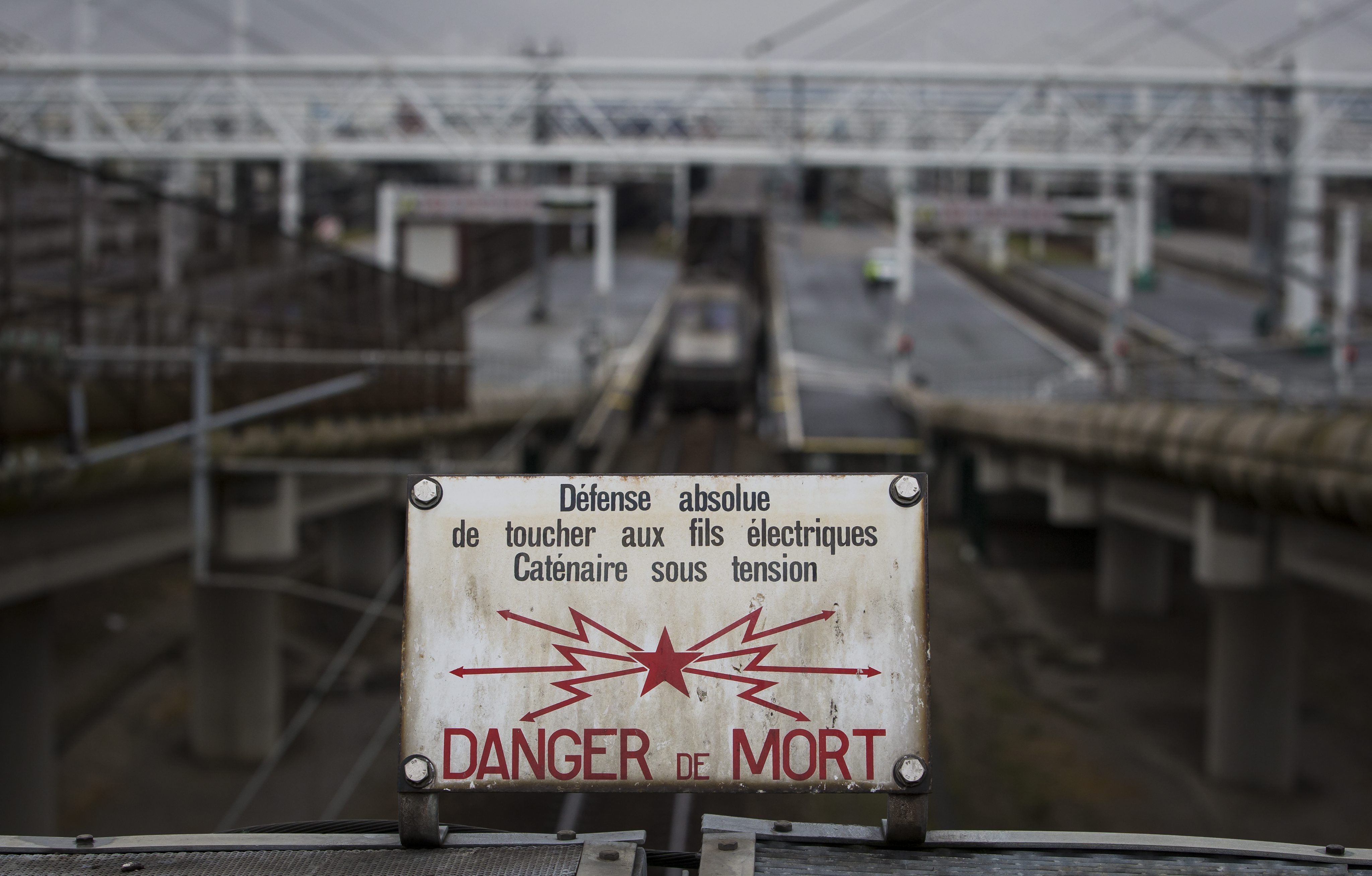 Предупреждение за бежанците на жп релсите в Кале