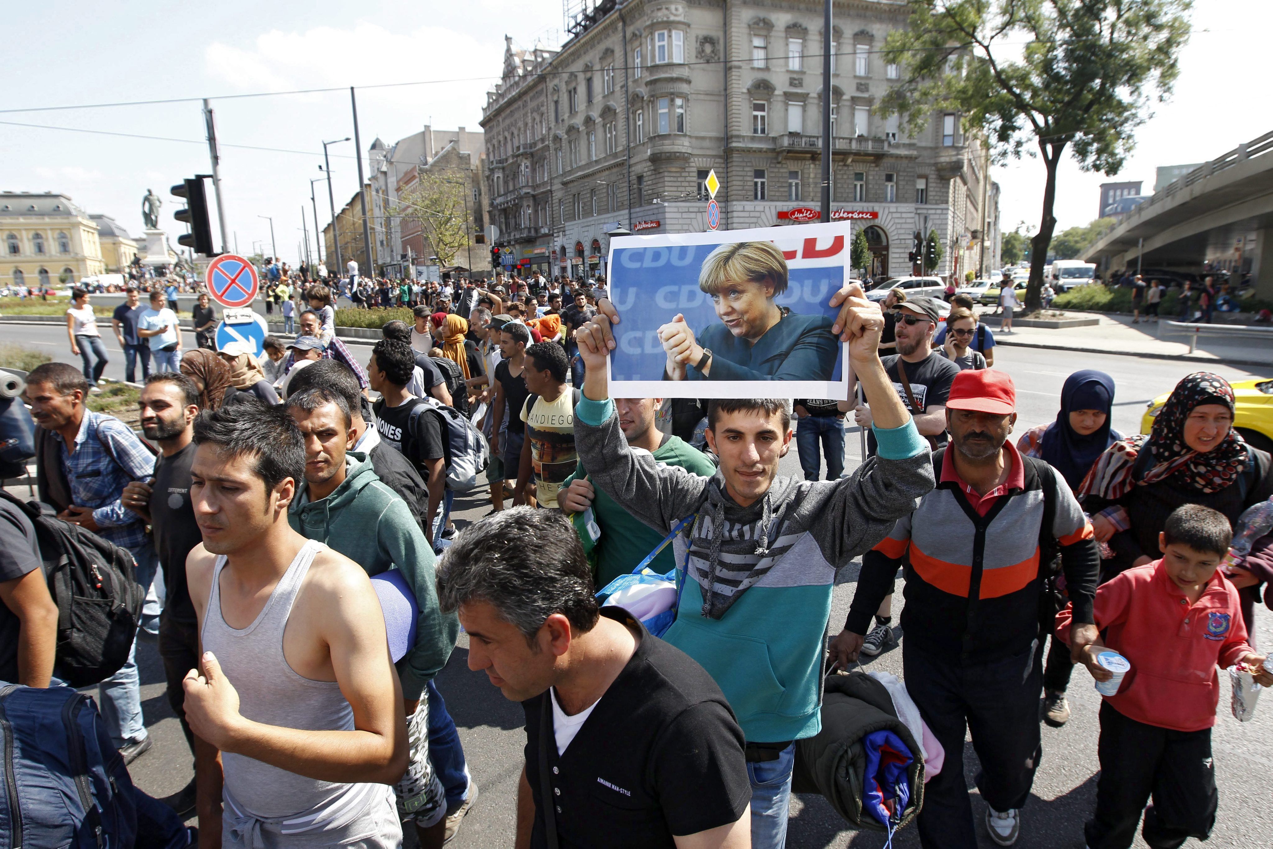Стотици бежанци поеха пеша от Будапеща