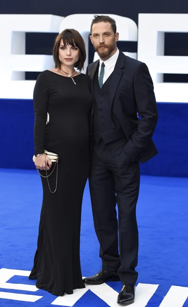 Том Харди на премиера с бременната си съпруга