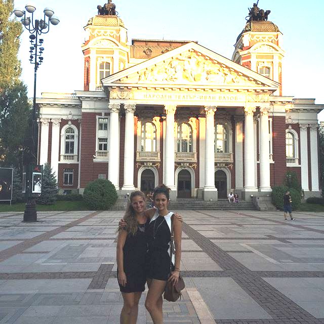 Нина Добрев е на гости на ”баби” и ”деди” в София