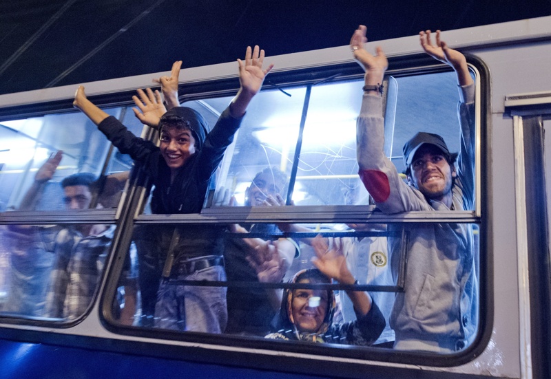 Унгария започна извозване с автобуси на бежанците до границата с Австрия