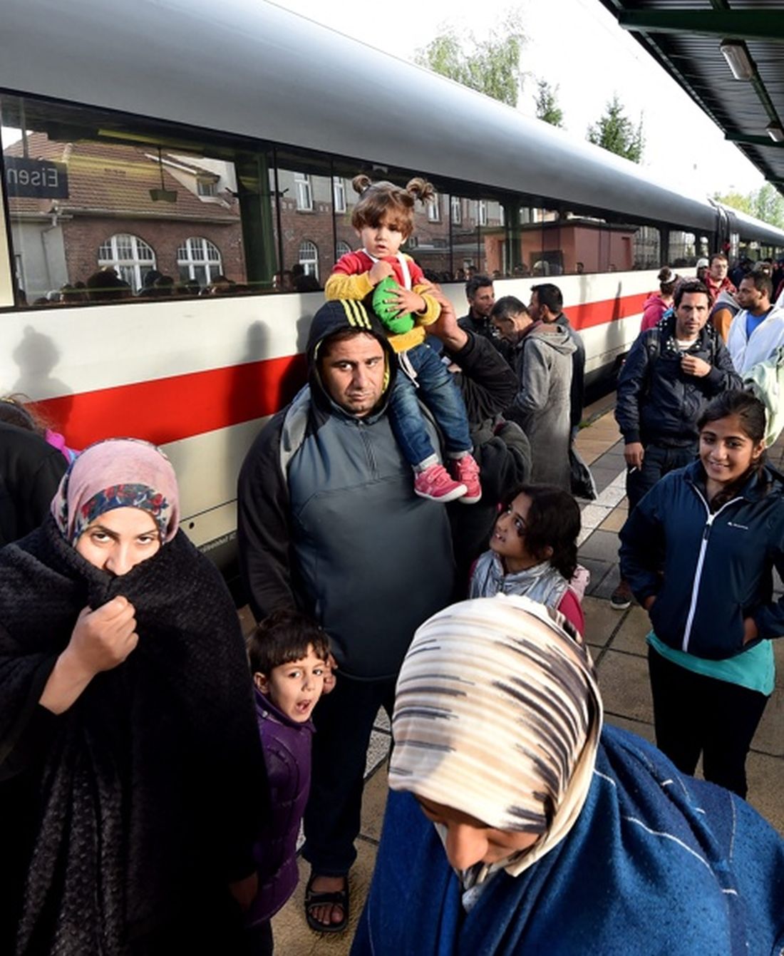 Германия може да мобилизира 4000 военни заради бежанците