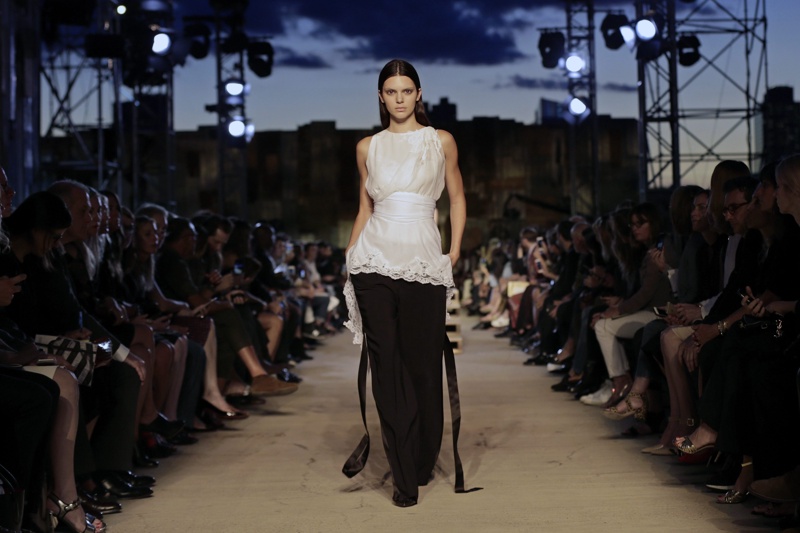 Кендъл Дженър дефилира за Givenchy, пролет 2016