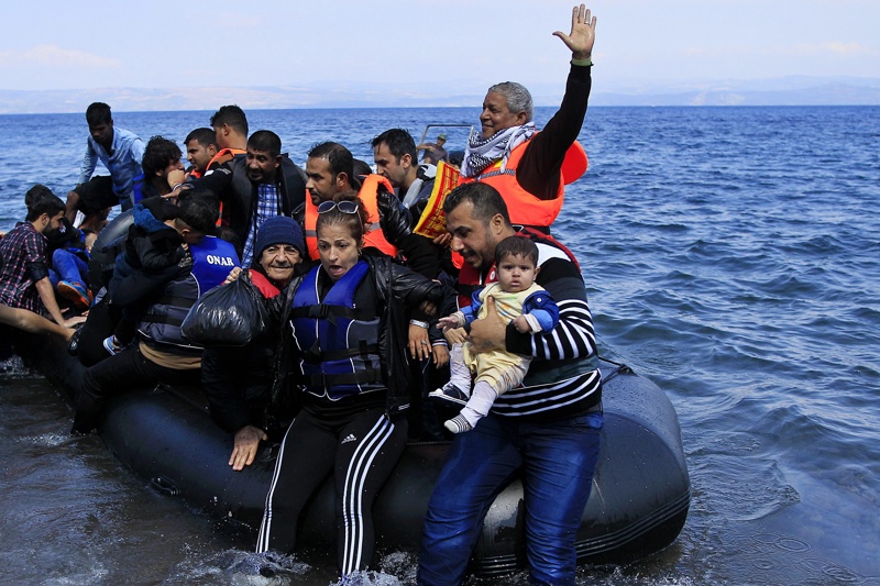 Хиляди нелегални мигранти дебаркират ежедневно в Гърция
