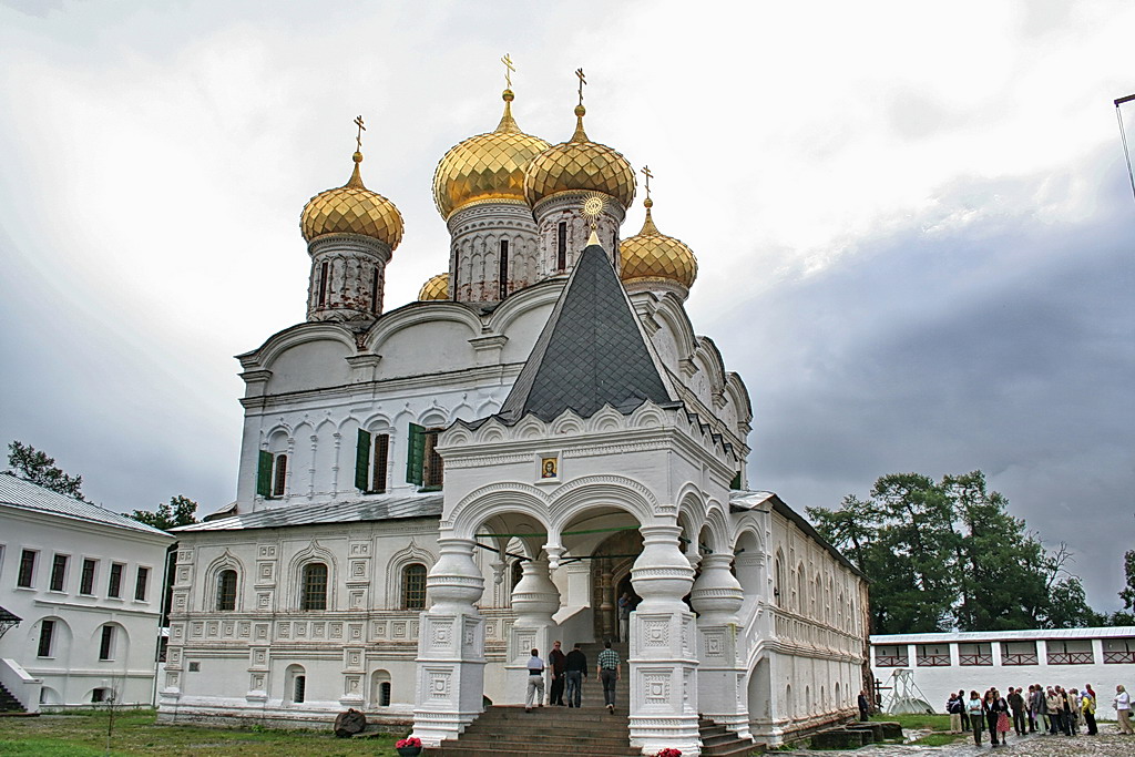 Кострома е обширна област, известна с църквите си