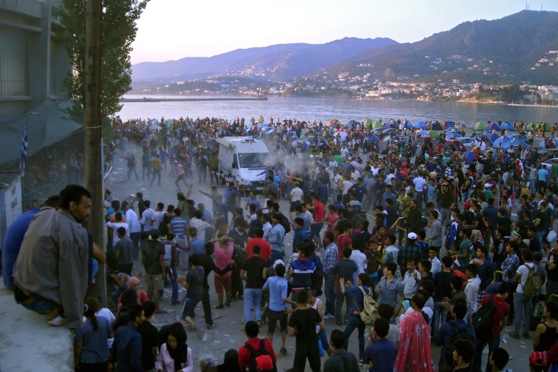 Остров Лесбос е наводнен от мигранти пристигащи по море от Турция