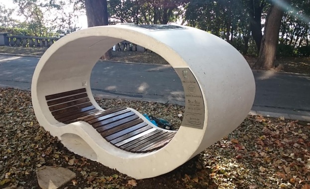 Уникална за страната соларна пейка чака своите първи посетители в Бургас