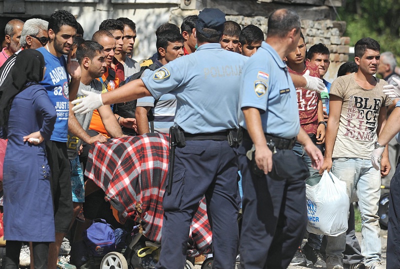 Хърватия затвори пътища, не може да приема повече бежанци
