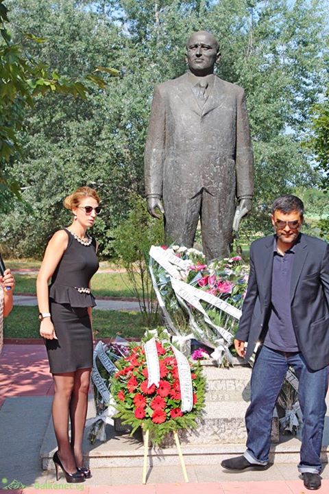 През август Славков постави цветя на паметника на дядо си Тодор Живков в Правец