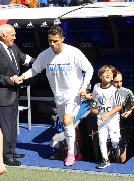 Роналдо излезе на терена със сирийче за ръка