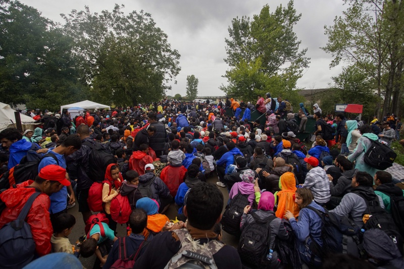 На гранични пунктове на Западните Балкани има хиляди бежанци, чакащи да преминат към Западна Европа през Словения и Унгария