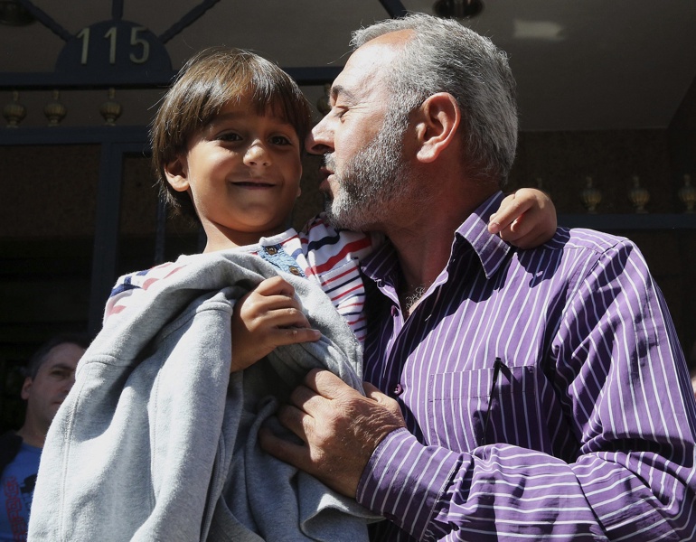 Осама Абдул Мохсен със сина си Заид при пристигането си в Испания