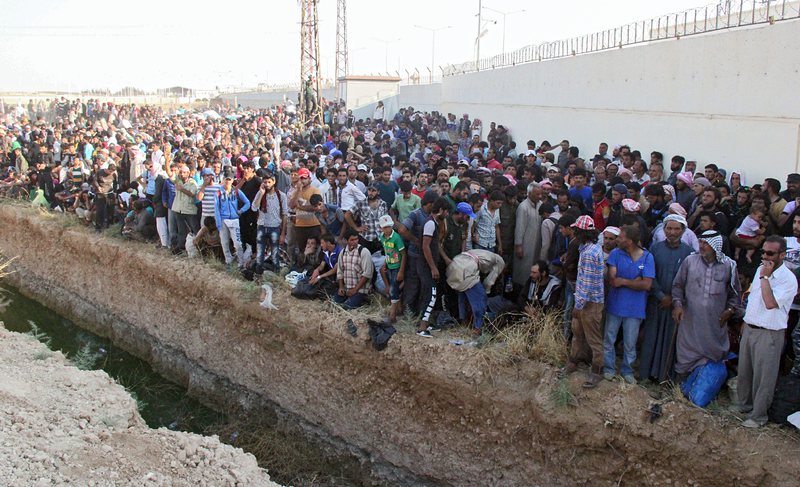 Бежанци от Сирия на границата с Турция