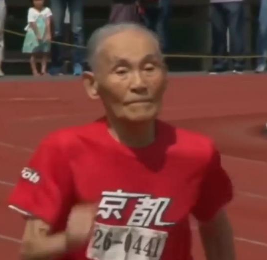 105-годишен японец постави рекорд в спринта (видео)