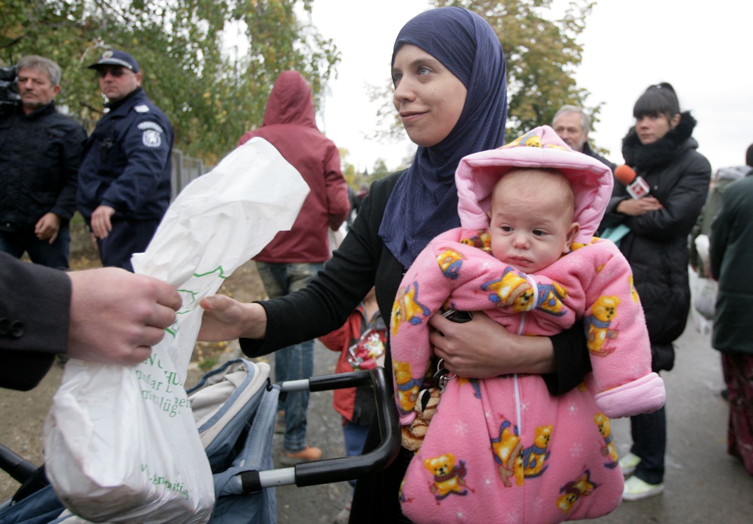 Раздават месо курбан на сирийски бежанци в София, 28 септември 2015 г.