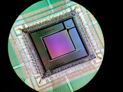 Google създава най-мощния квантов компютър