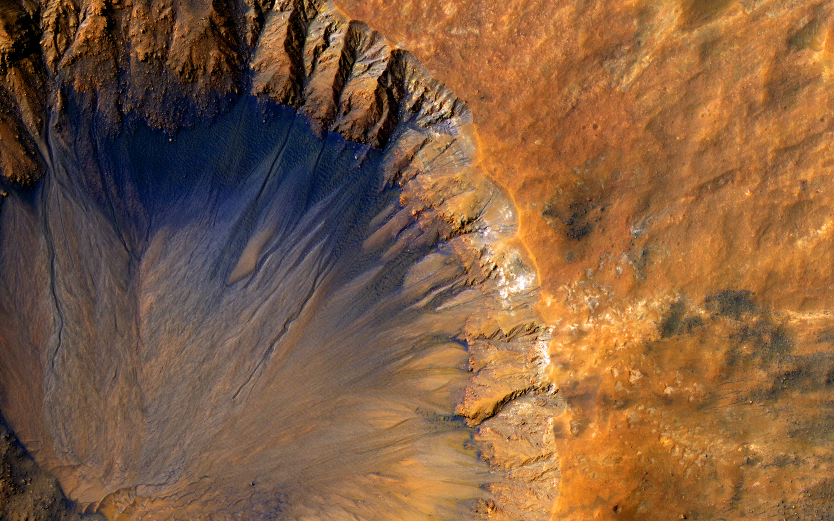 Течащата вода на Марс - тъмните ивици