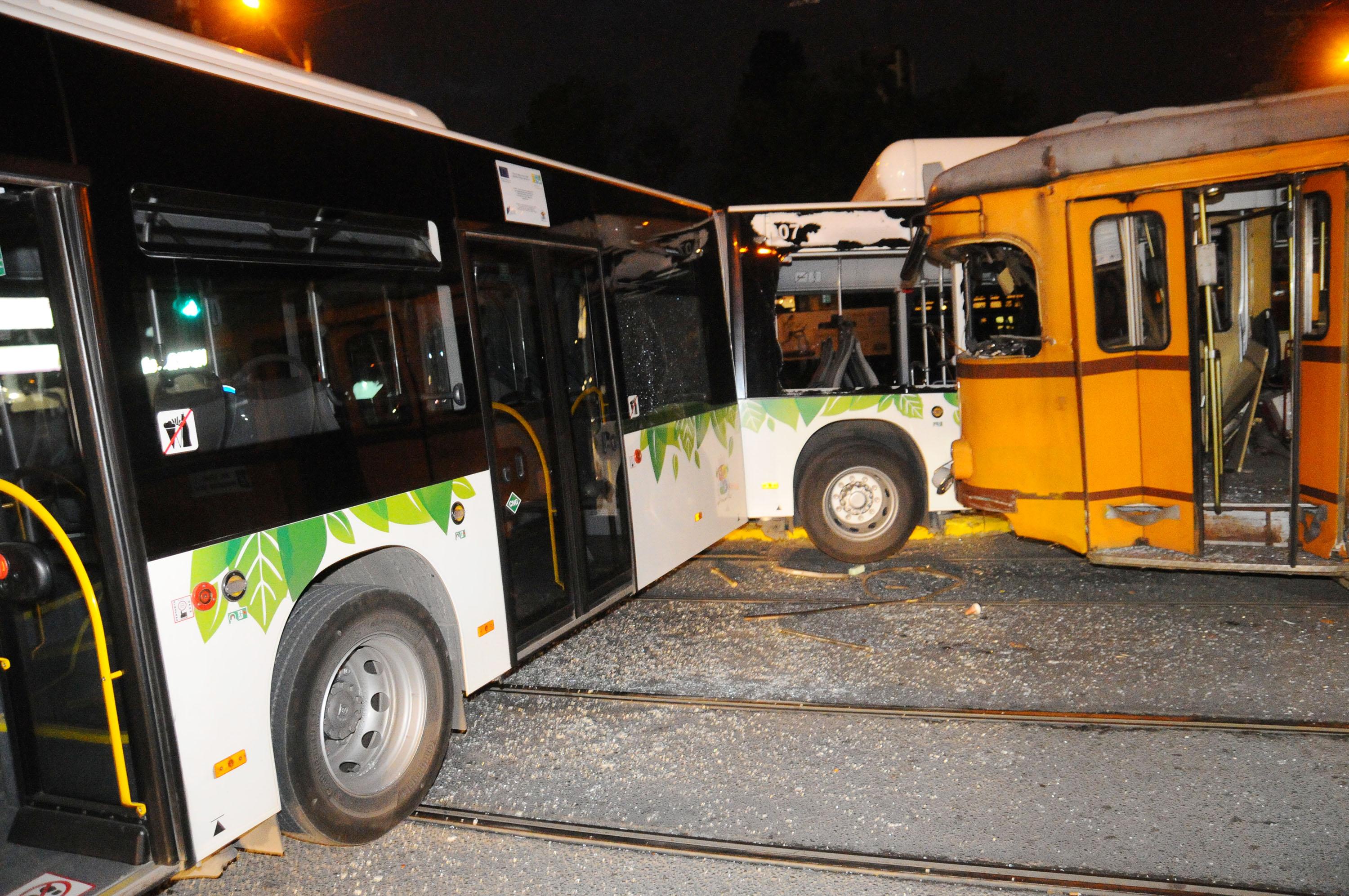 Трамвай се вряза в автобус на булевард ”Ситняково”