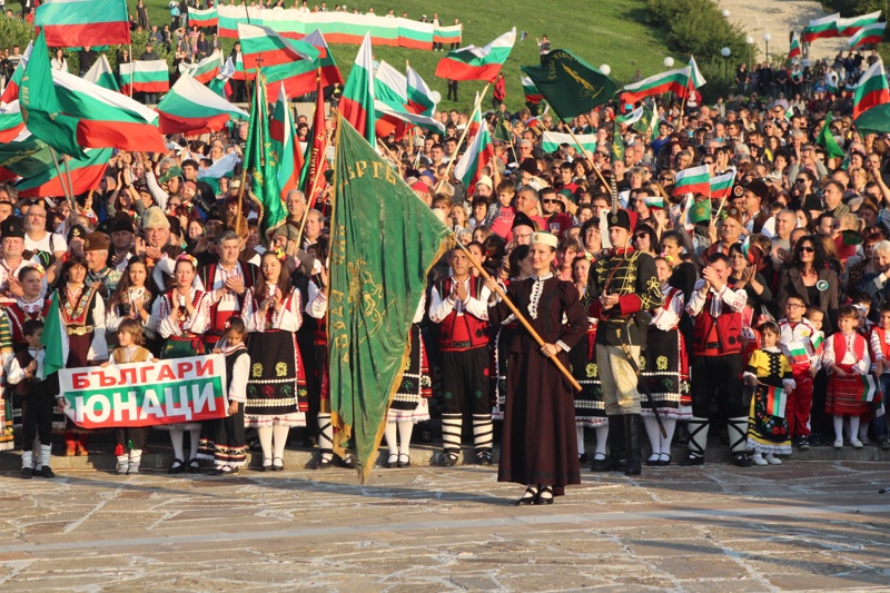 В Панагюрище 3000 души изпяха в един глас ”Райна Княгиня”