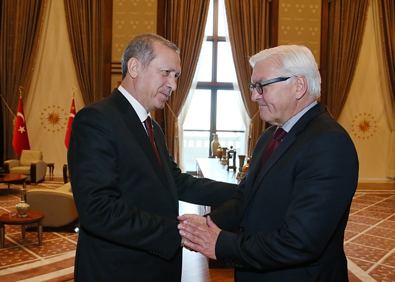 Турският президент Ердоган с германския външен министър Щайнмайер (Архив)