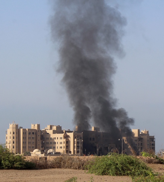 ИД удари хотел в Йемен, където е отседнал премиерът