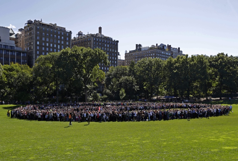 Хиляди изобразиха знака за мир в чест на Джон Ленън в Ню Йорк