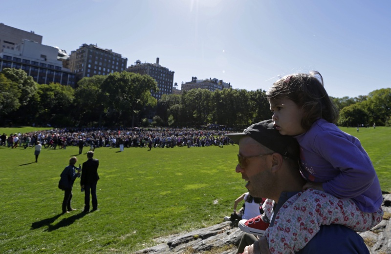 Хиляди изобразиха знака за мир в чест на Джон Ленън в Ню Йорк
