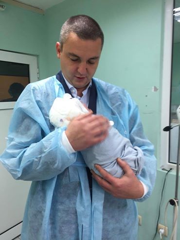 Иван Портних с новородената си дъщеря