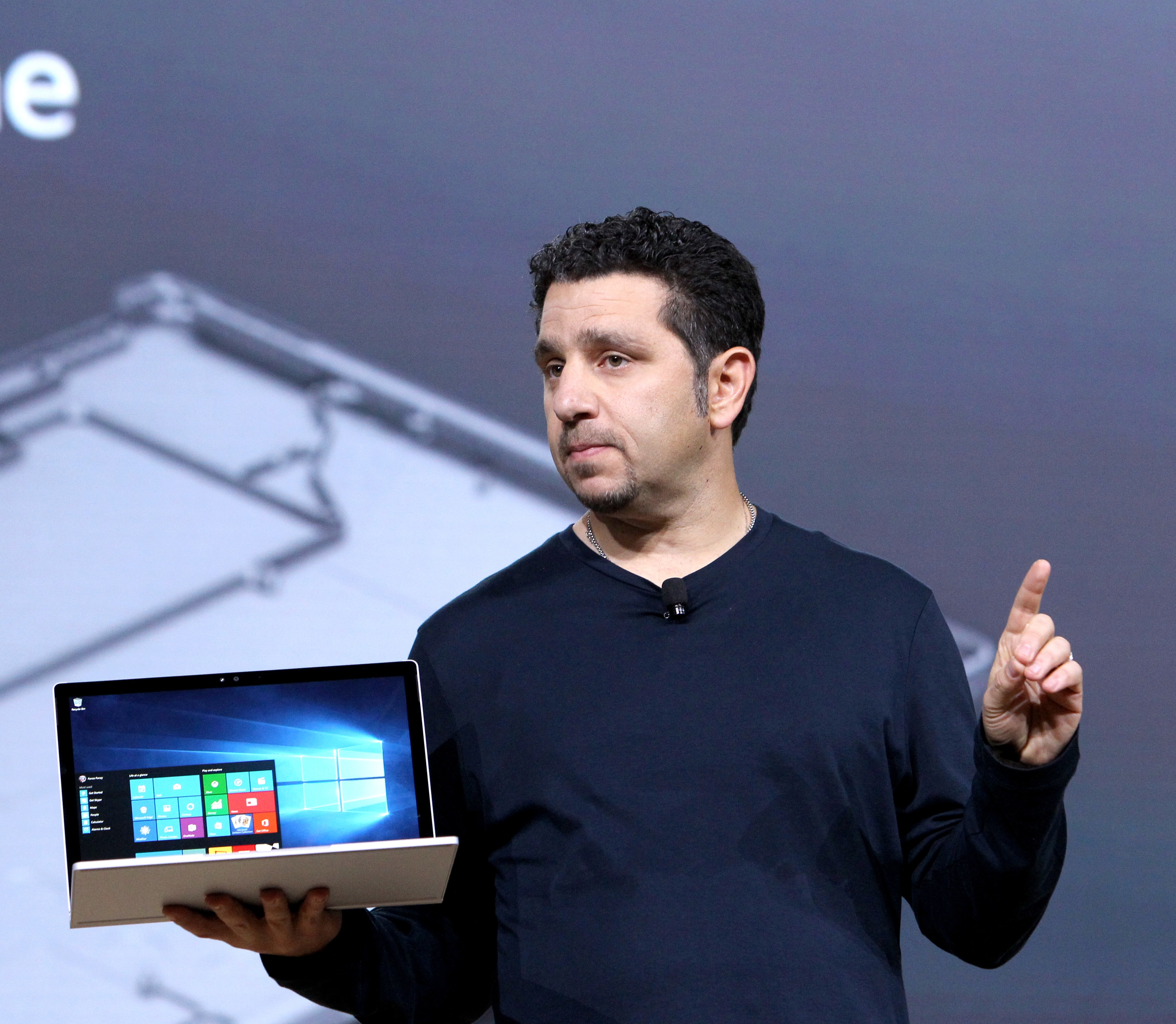 Панос Паной представи хибридния лаптоп Surface Book