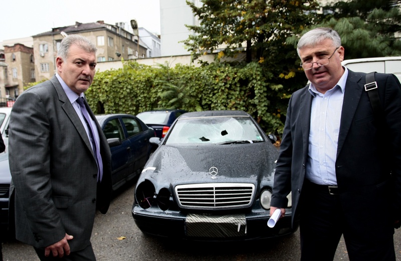 Главният секретар на МВР Георги Костов и прокурор Чавдар Ангелов огледаха счупения фар на автомобила