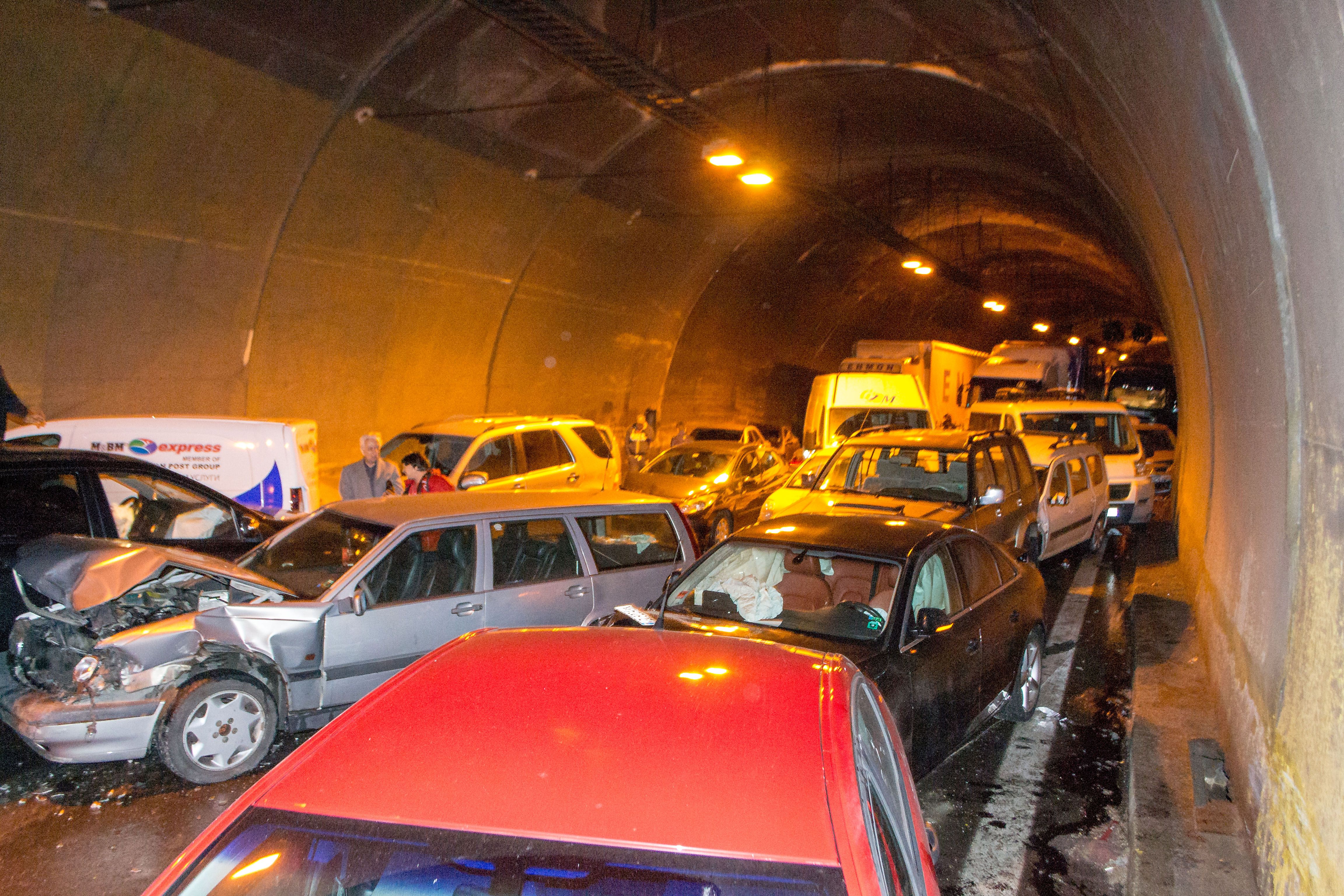 Около 50 коли се удариха в тунела ”Витиня”, има жертви