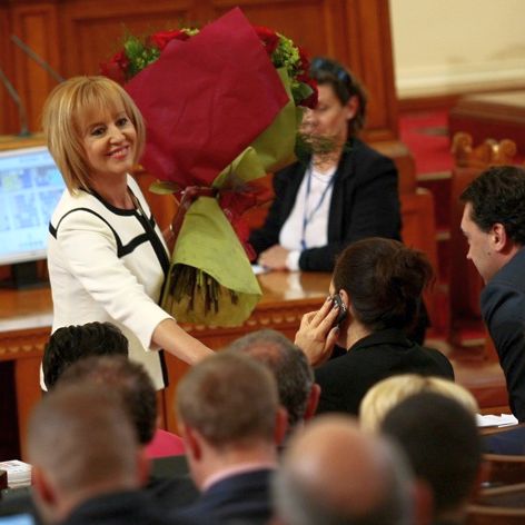 Мая Манолова с депутати в парламента, тя вече няма да е народен представител
