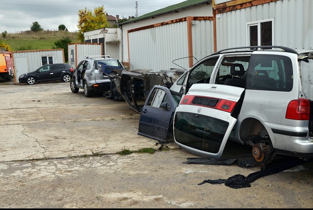 Разбито е депо за крадени коли в Перник
