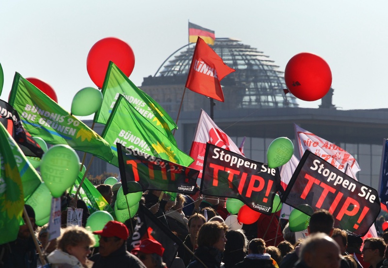 Протестите срещу ТТИП в Берлин събраха около 100 хил. души