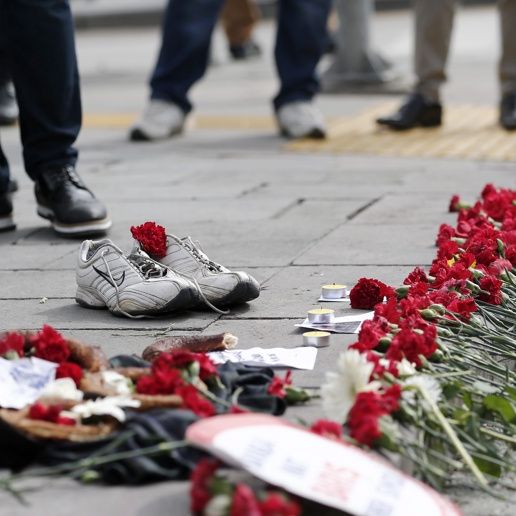 Хората оставят цветя и обувки на мястото на атентатите