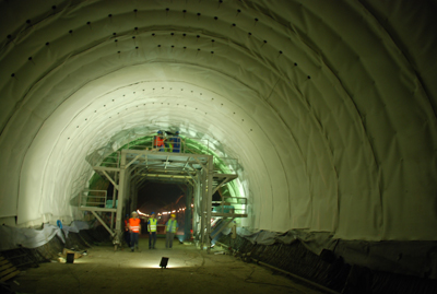 Прокопаха най-новия тунел на метрото (снимки)