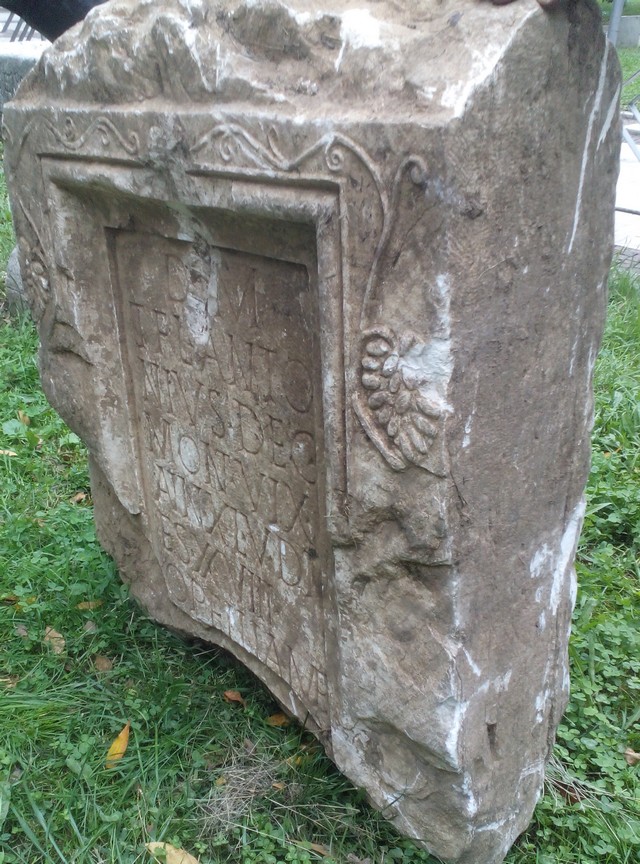 Сред спасените предмети попада и мраморна надгробна плоча на римски военоначалник