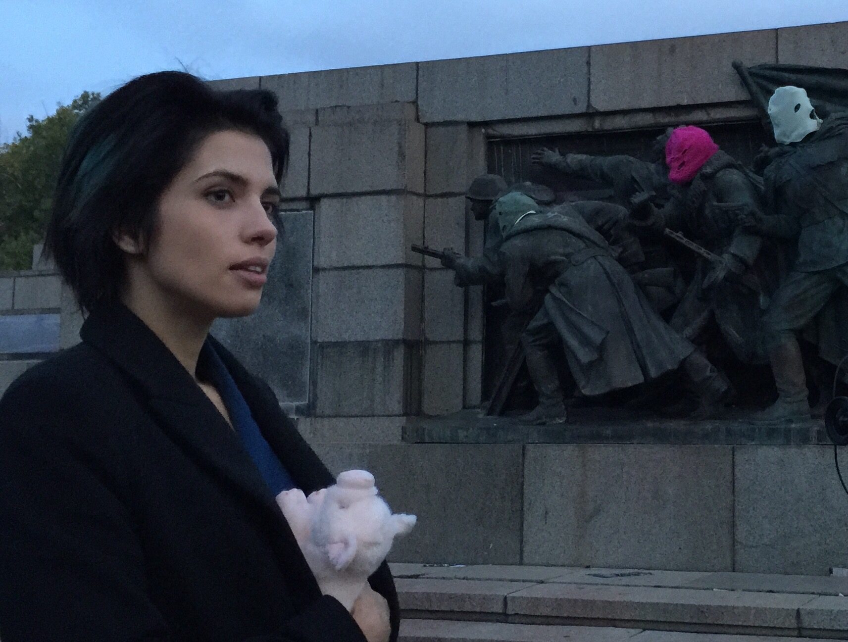 Блогърът Иво Божков пусна снимка на Надежда Толоконникова пред паметника на Съветската армия