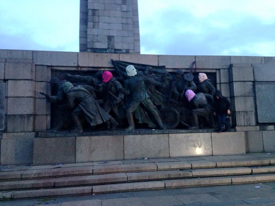 Така изглеждаше паметникът на Съветската армия след акцията