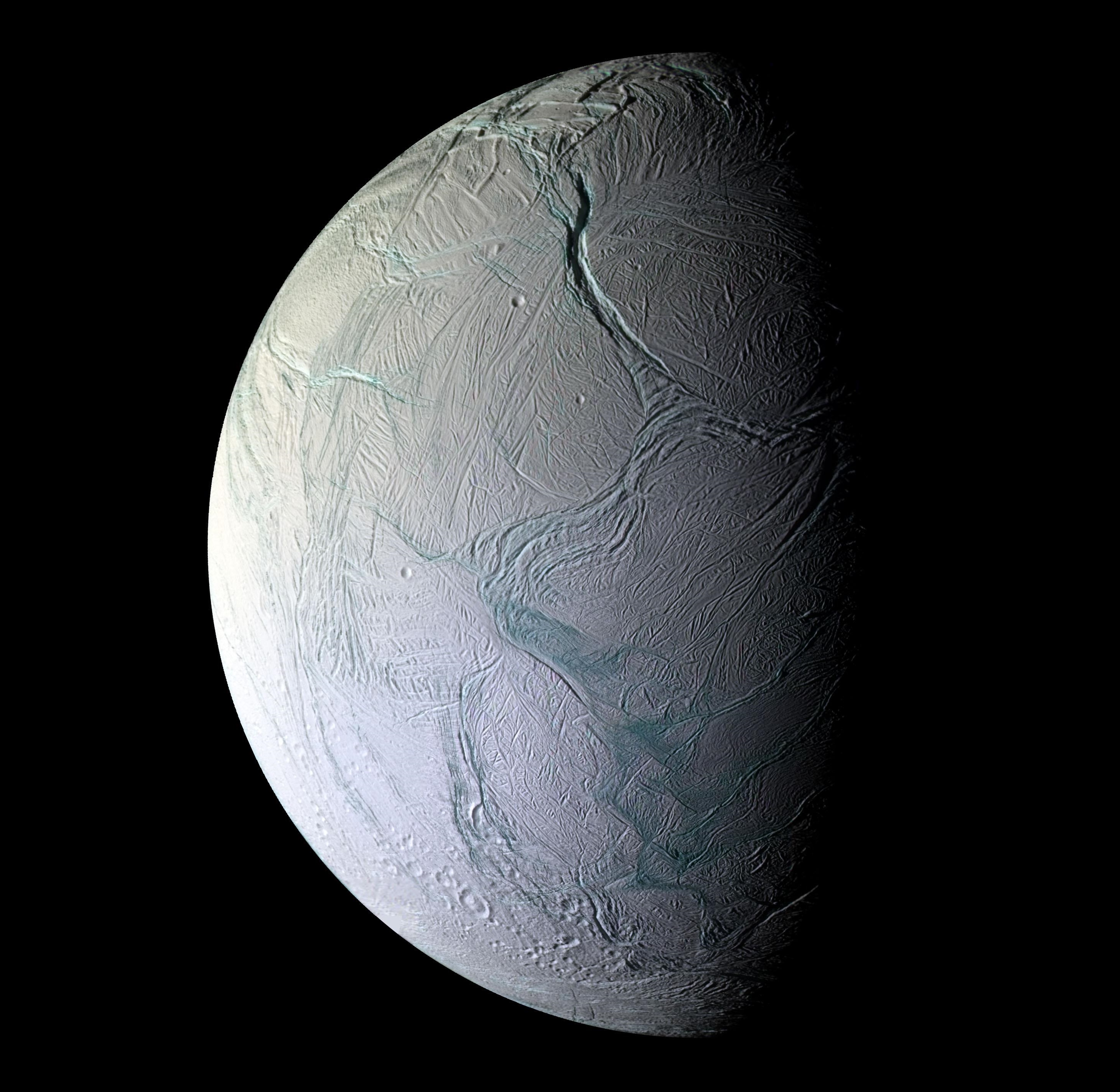 Касини прелита на 50 км над Енцелад
