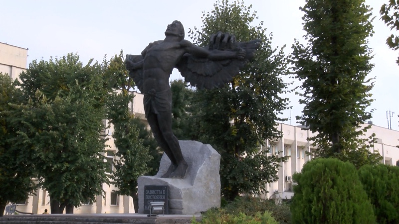 Новооткритият Паметник на завистта в Хасково