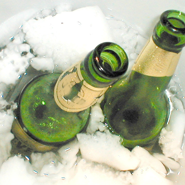 Бира в лед и сол охлаждат бързо бирата