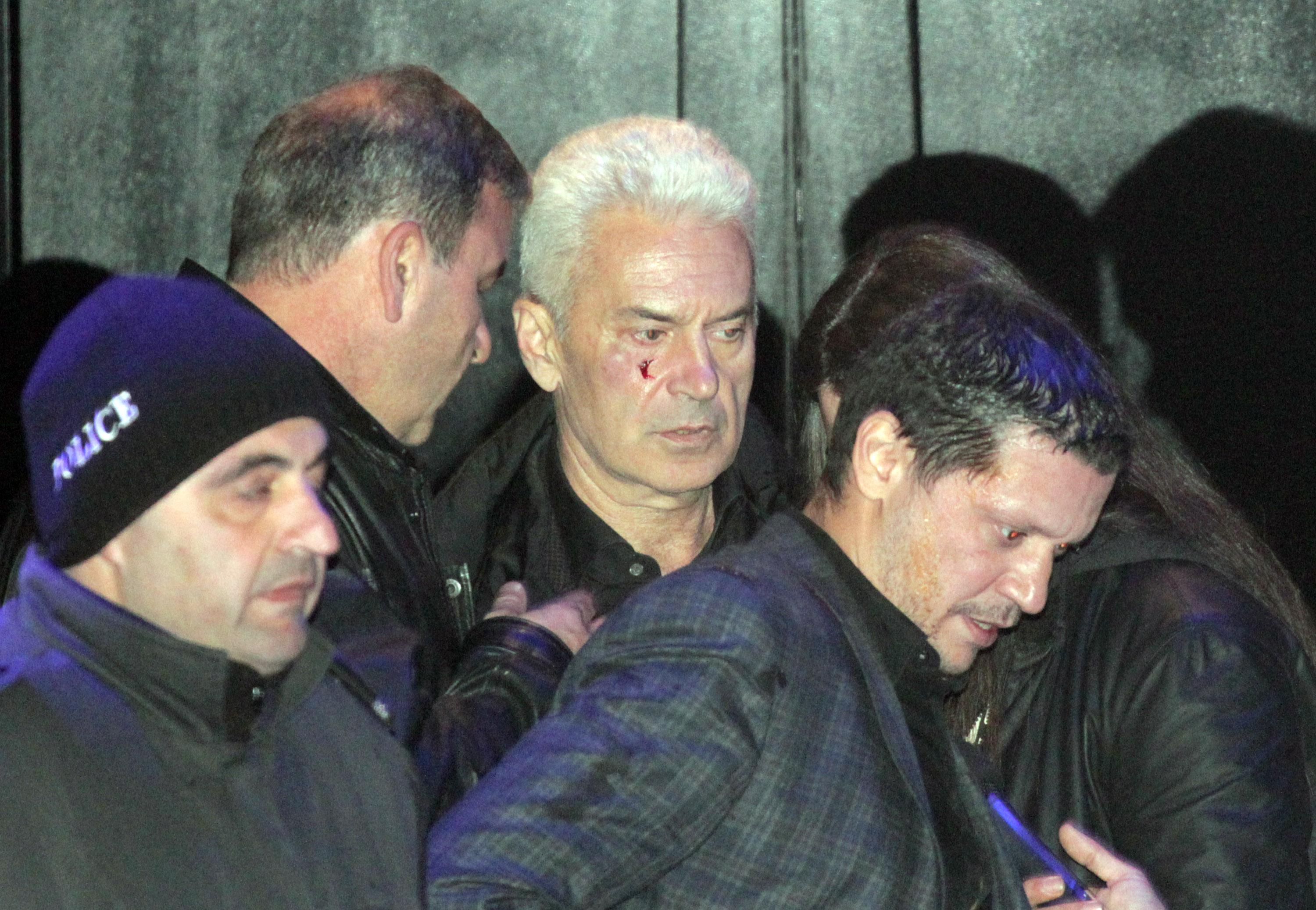 Сидеров пак нахлу в НАТФИЗ, полиция го отведе в РПУ (снимки)
