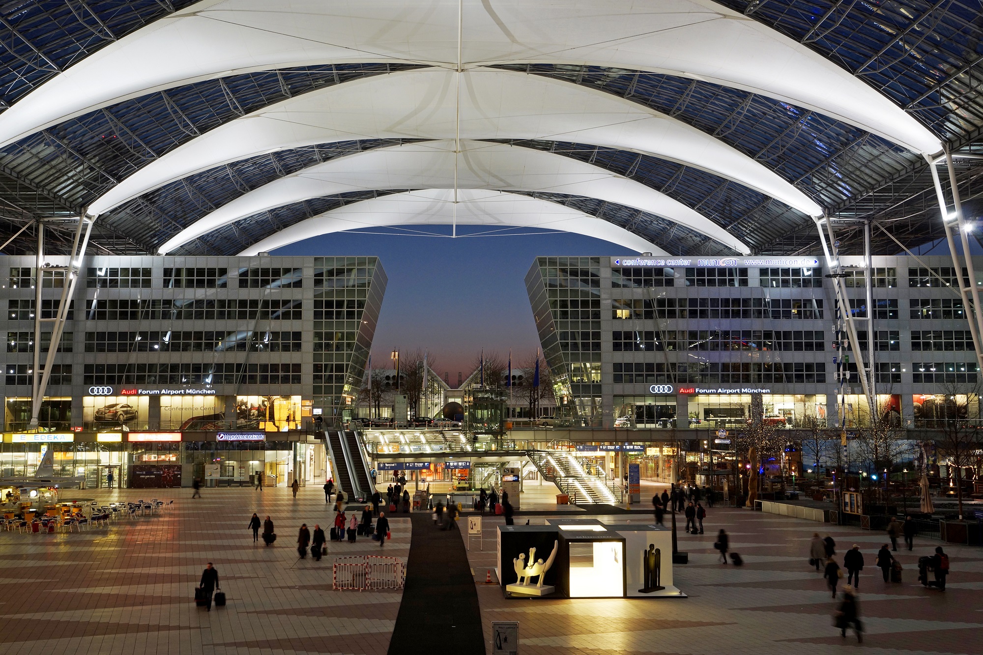 130 полета са отменени на летището в Мюнхен заради обилeн сняг