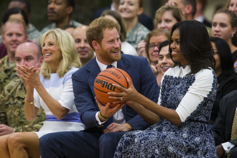 Принц Хари на баскетболен мач с Мишел Обама