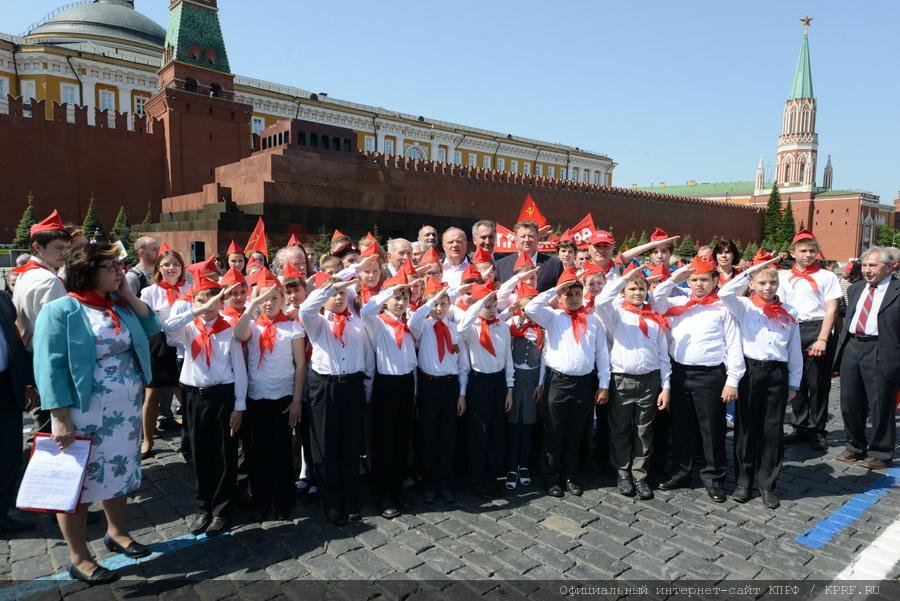 Владимир Путин върна пионерчетата в Русия
