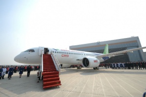 Китай представи първия си авиолайнер (СНИМКИ/ВИДЕО)